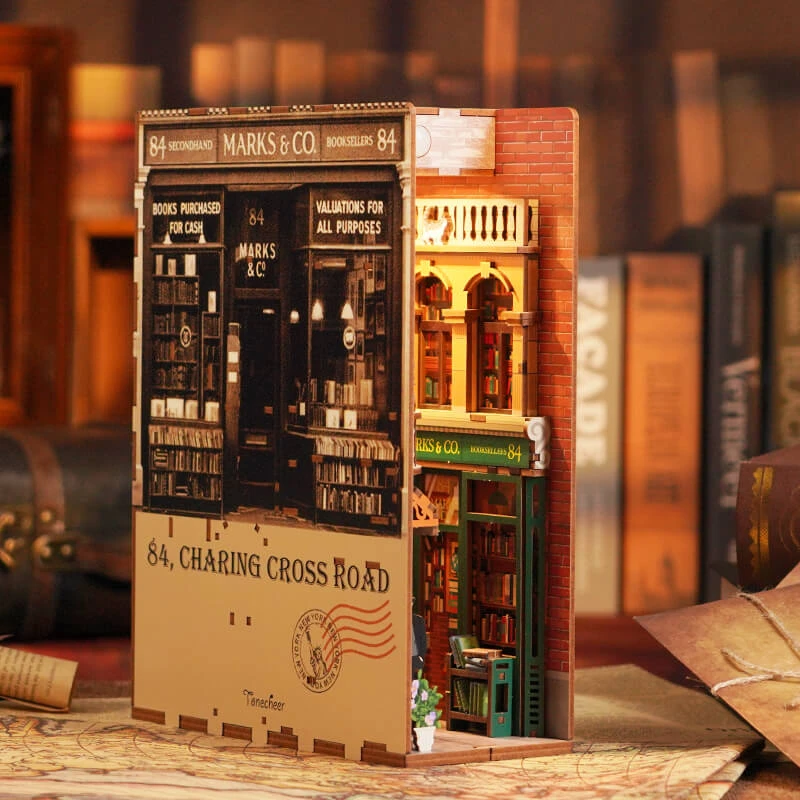 TQ114 Charing Cross Road (8).jpg